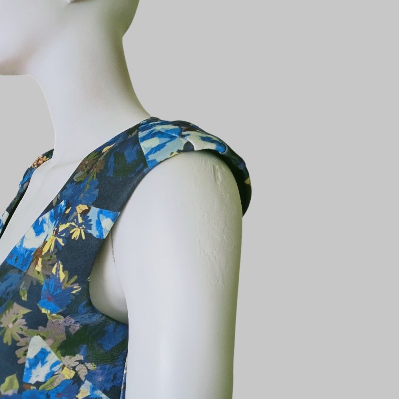 Short dress with blue flower print - Image 5