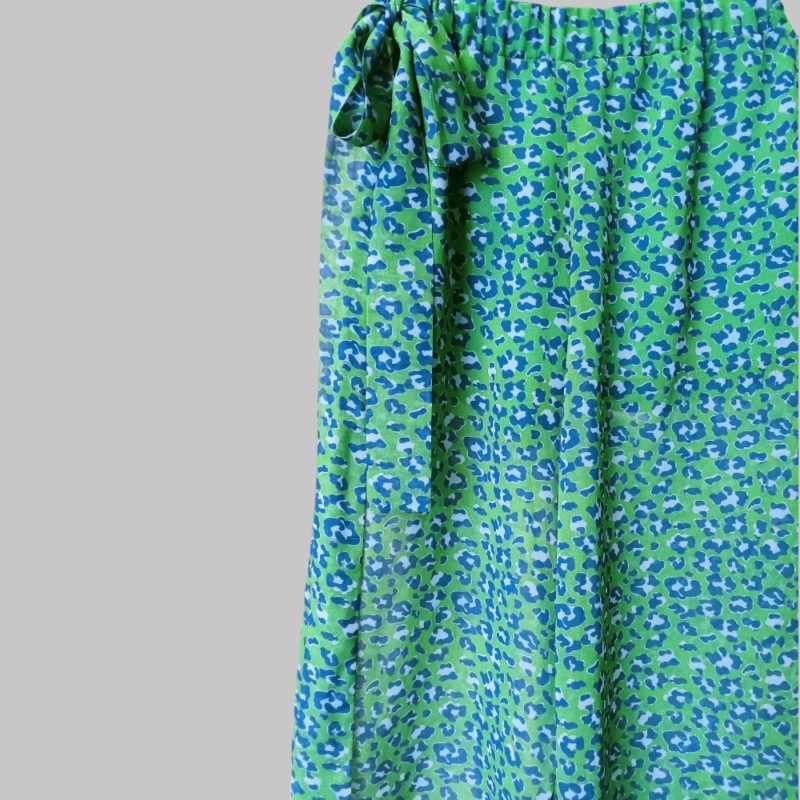 Pantalone verde a fantasia con elastico in vita e cinturino laterale - immagine 2