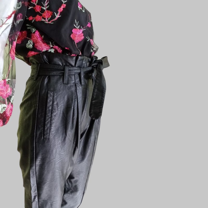 VICOLO Black Capri Pants - Image 4